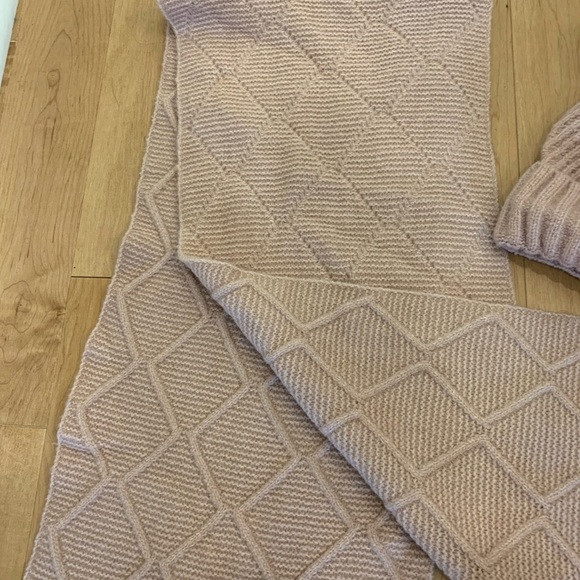 BRAND NEW Light pink Treasure and Bond winter set - scarf, toque and gloves - Picture 6 of 7